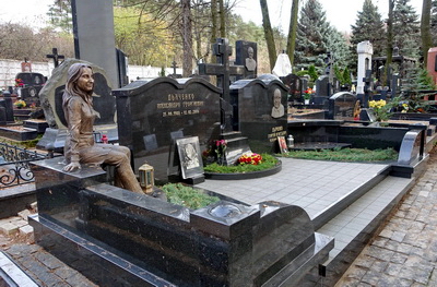 Два широких надгробья и скульптура сидящей женщины