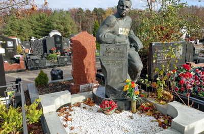 Опирающаяся на надгробье статуя покойного