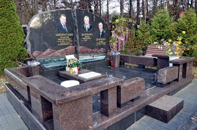 Широкое двойное надгробье на трёх покойных
